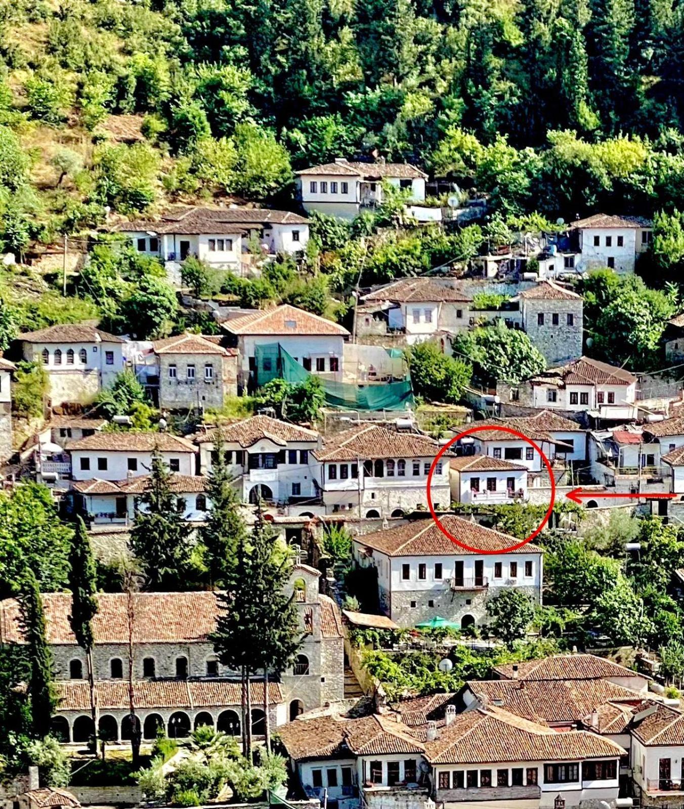 Oda E Skulptorit-Unesco Quarter Berat Exterior foto